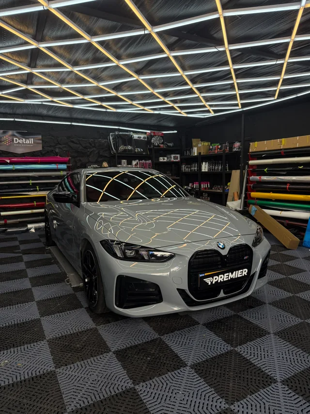 ב.מ.וו סדרה 4 אפורה בסדנה